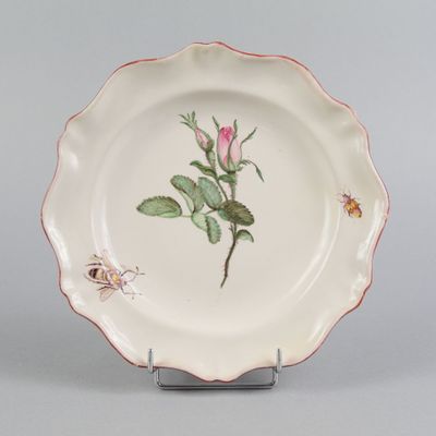 une assiette blanche ornée d'une rose rose