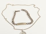 un gros plan d'un collier composé d'une pièce de monnaie suspendue à une chaîne