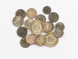 une pile de pièces de monnaie sur une surface blanche