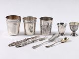 plusieurs articles d'argenterie, notamment des cuillères, des tasses, des fourchettes et des cuillères
