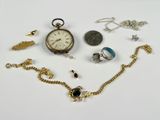 beaucoup de bijoux sur une surface blanche