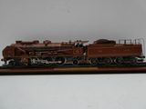 une maquette de train sur une voie ferrée