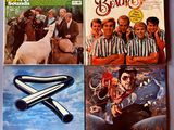 quatre disques vinyles des Beach Boys sont posés sur une table