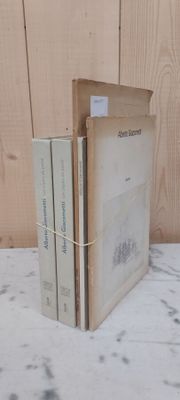 trois livres empilés les uns sur les autres