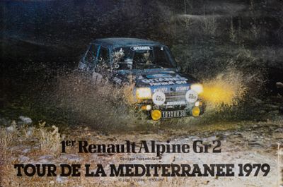 une photo d'une voiture de rallye roulant dans la boue