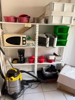 un aspirateur et d'autres objets posés sur une étagère dans une pièce