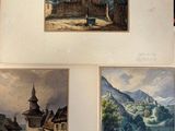 des tableaux accrochés au mur d'une pièce où se trouvent un canapé et une table