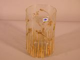un vase en verre contenant quelques fleurs, posé sur une table