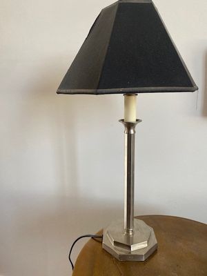 une lampe posée sur une table en bois