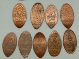 Plusieurs types de pièces sont disposés sur une surface blanche