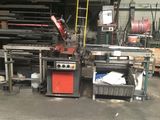 beaucoup d'outils et de matériel dans un garage