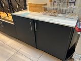 un comptoir sur lequel sont posés tout un tas d'articles