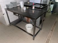1 table en inox adossable en 90 + entretoise, sans le tiroir