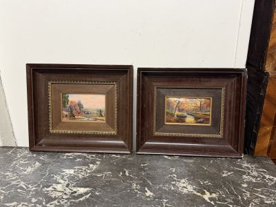 deux tableaux encadrés représentant une scène de vie à la ferme, posés sur un sol en marbre