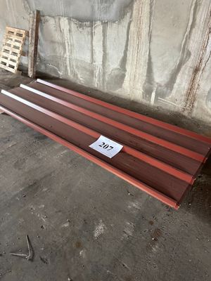 un banc en bois posé au milieu d'une pièce