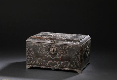 une petite boîte en bois avec un couvercle, posée sur une table