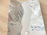 un morceau de papier d'aluminium posé sur une table en bois