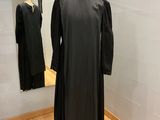 une photo d'une robe posée sur un mannequin dans une pièce