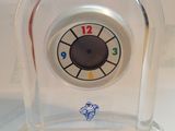 une horloge transparente ornée d'un logo bleu et blanc