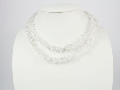 un gros plan sur un collier blanc porté par un mannequin