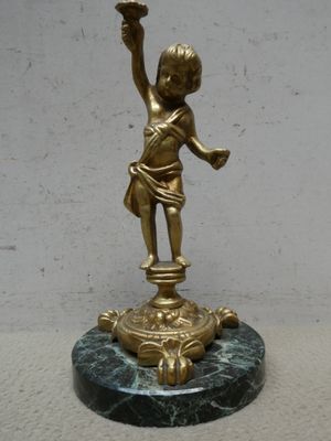 Pied de lampe au chérubin à la torche en bronze dorée, terrasse en mar - Photo 1