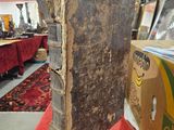 un vieux livre posé sur une table dans une pièce