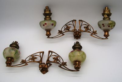 trois appliques murales anciennes sur fond blanc, avec un fond blanc