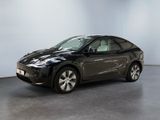 une photo d'une voiture électrique noire dans un showroom