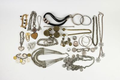 un assortiment de colliers et de bracelets disposés sur un fond blanc