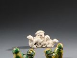 trois petites figurines représentant des animaux et un homme allongé sur un canapé