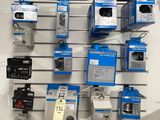 de nombreux types d'appareils électroniques fixés au mur