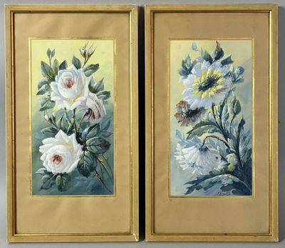 deux tableaux représentant des fleurs, accrochés au mur dans des cadres dorés