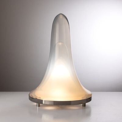 une lampe en verre posée sur une table