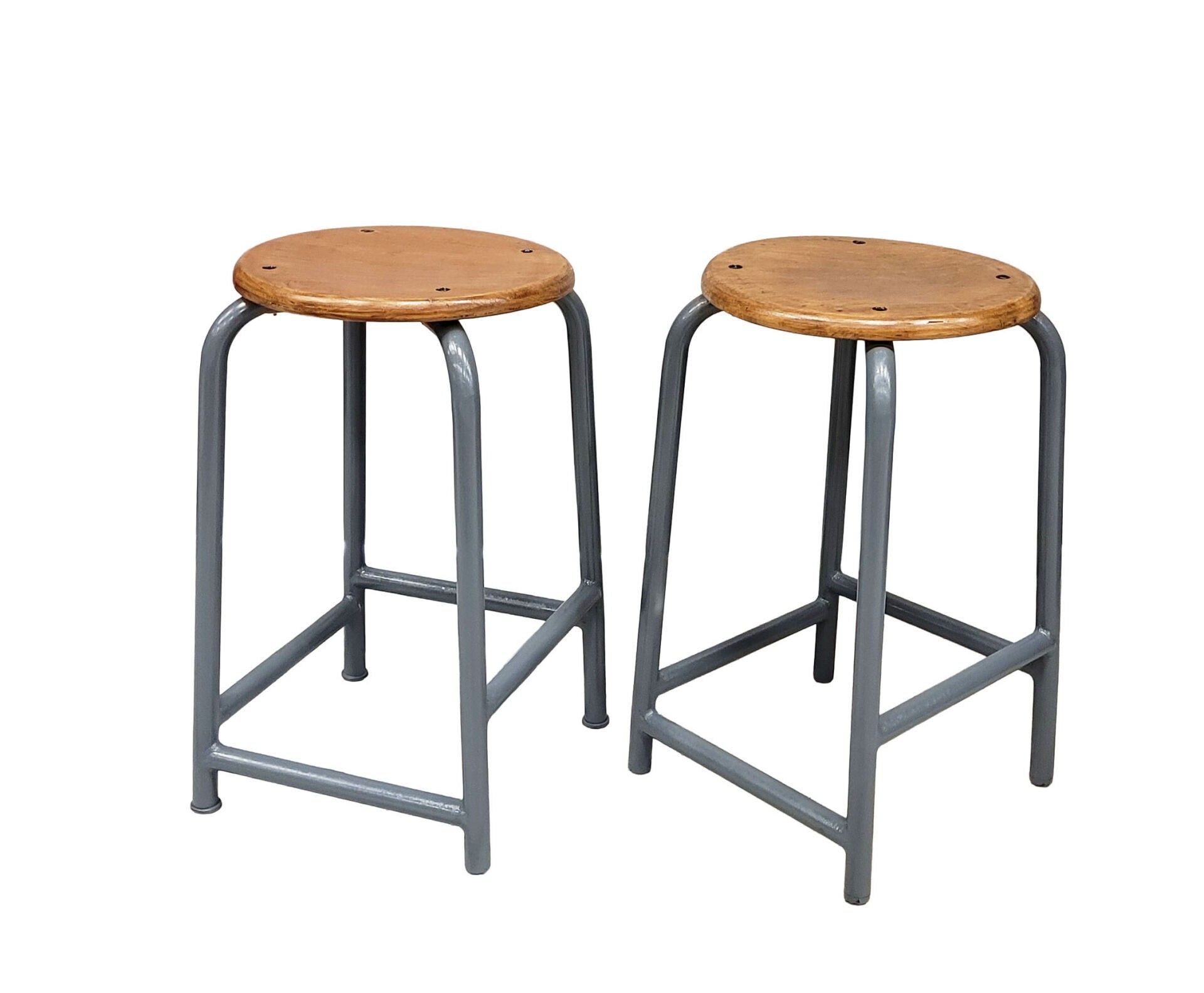 DEUX TABOURETS d'écolier en métal laqué gris et bois.