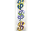 Il y a un signe « $ » peint sur le côté du skateboard.