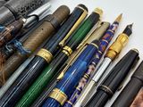 beaucoup de stylos alignés sur la table