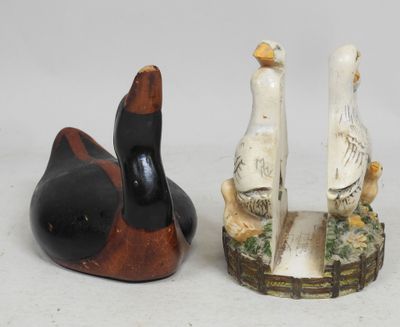 deux figurines d'oiseaux posées sur un morceau de bois