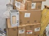 une pile de cartons empilés par terre