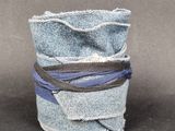 une pile de jeans bleus enroulés les uns autour des autres
