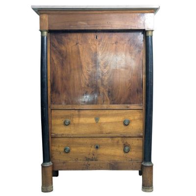 une image d'une commode en bois avec un plateau en marbre