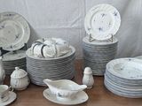 beaucoup d'assiettes, de tasses et de soucoupes sur la table
