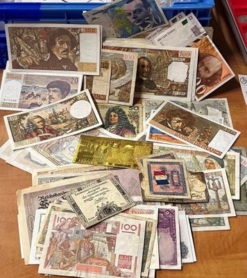 une liasse de billets posée sur une table en bois