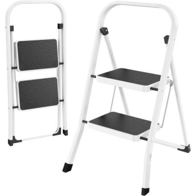 deux tabourets à deux marches, avec des marches noires et blanches