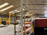 une grande pièce où se trouvent de nombreux engins de chantier