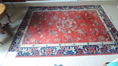 un grand tapis rouge sur le sol d'un salon