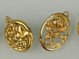 quatre pendentifs ovales plaqués or, ornés de fleurs et de feuilles
