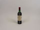 une bouteille de vin posée sur une table