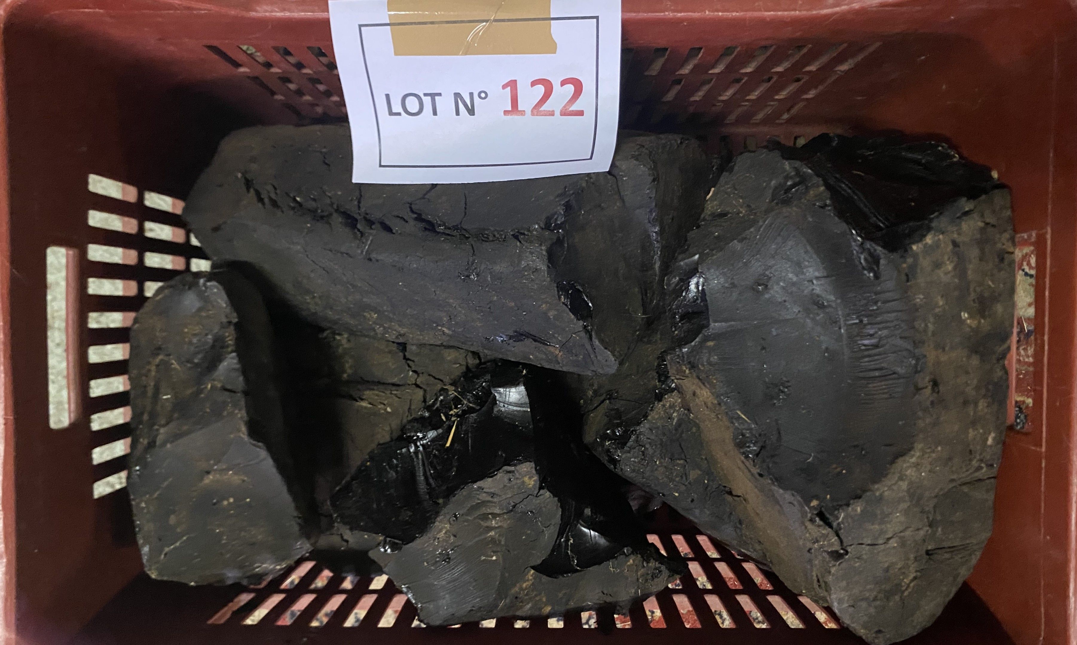 Grande caisse de résine (Brai végétal obtenu par pyrolyse et utilisé en charpenterie navale, afin de calfater les bor...
