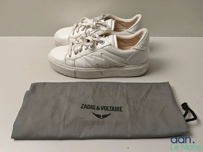 une paire de chaussures posée sur une table