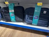 trois bagages posés sur une étagère dans un magasin